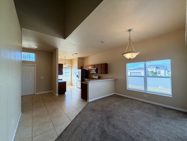 Building Photo - Spacious 4 bedroom, 2.5 bath, 2 car garage home for rent on a corner lot!