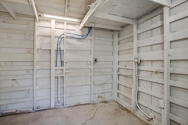 Building Photo - Amazing Remodeled 2 Bed, 1 Bath Ready tor ...