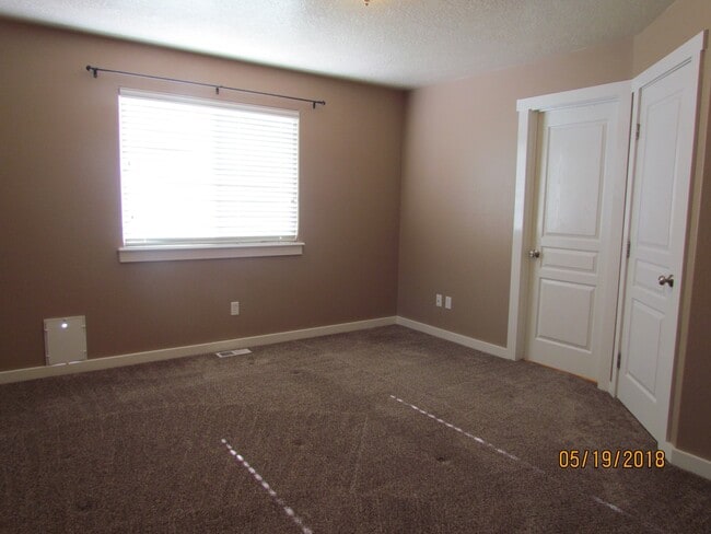 Building Photo - 4 bedroom 2 bath + Bonus Room home and nei...