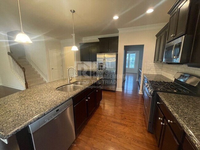 Building Photo - Breathtaking 4bd/3ba Deluxe home next to L...