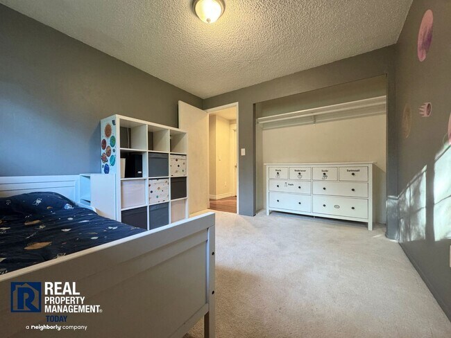 Building Photo - Beautifully Updated 3 Bedroom Rambler!