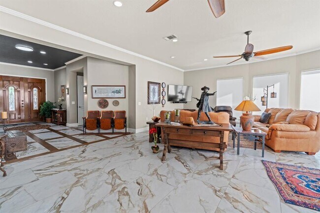 Building Photo - 121 Vinca Dr