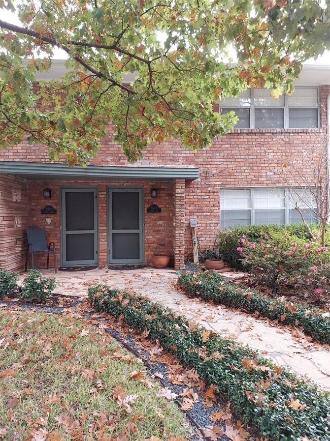 Building Photo - 2821 Eastgrove Ln