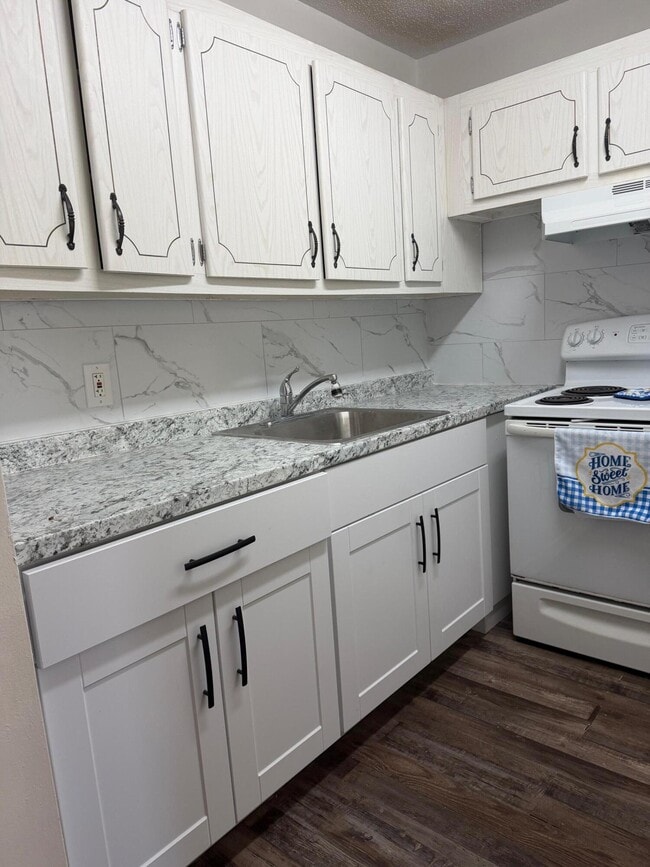 Building Photo - 180 Windsor E