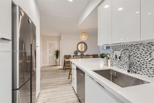 Building Photo - 2501 S Ocean Dr