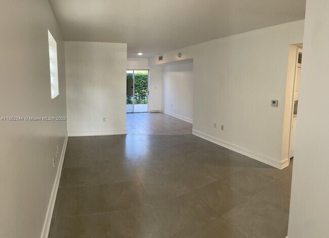 Building Photo - 2721 SE 12th Pl