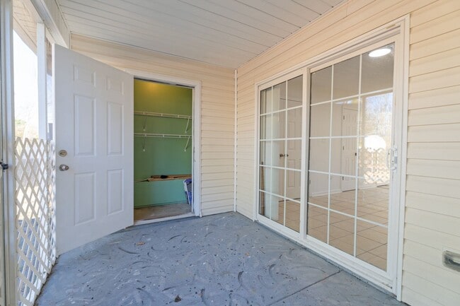 Building Photo - Move-In Ready Townhome Near Camp Lejeune