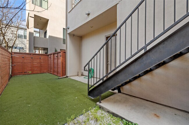 Building Photo - 2417 Charleston St