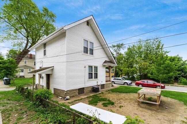 Building Photo - 280 E Oakland Ave