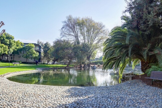 Building Photo - 1 Bed / 1 Bath pet friendly condo with parking in beautiful San Mateo. YouTube Tour!