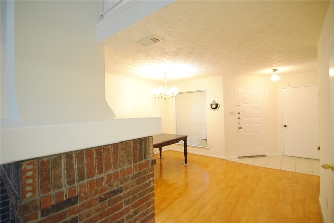 Building Photo - 43 E Park W Dr