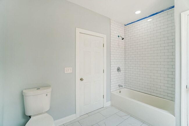 Building Photo - Spacious 3 Bedroom in Hamilton!