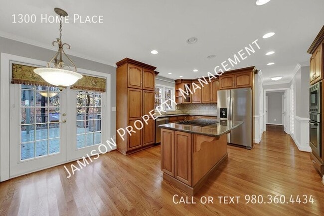 Building Photo - 1300 Home Pl