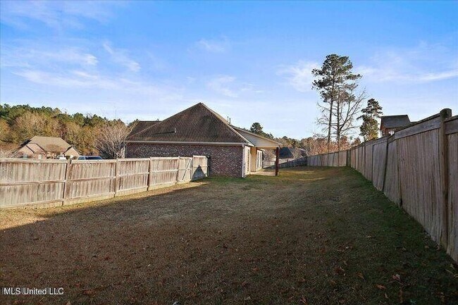 Building Photo - 852 Willow Grande Cir
