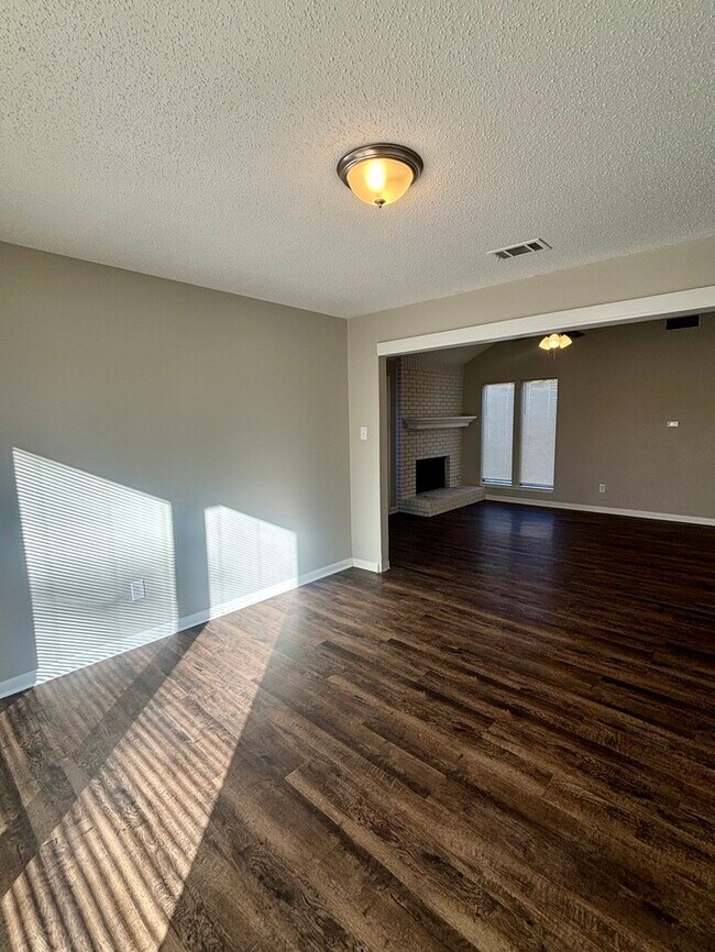 Building Photo - 14218 High Point Dr