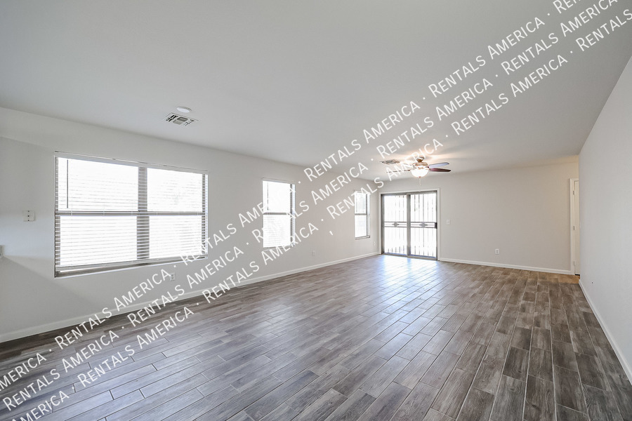 Building Photo - 2305 E Spruce Dr