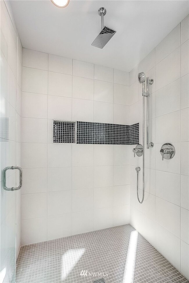 Building Photo - First Hill Modern 2-Bedroom Condo with Roo...