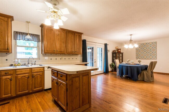 Building Photo - 115 Meadow Ln S