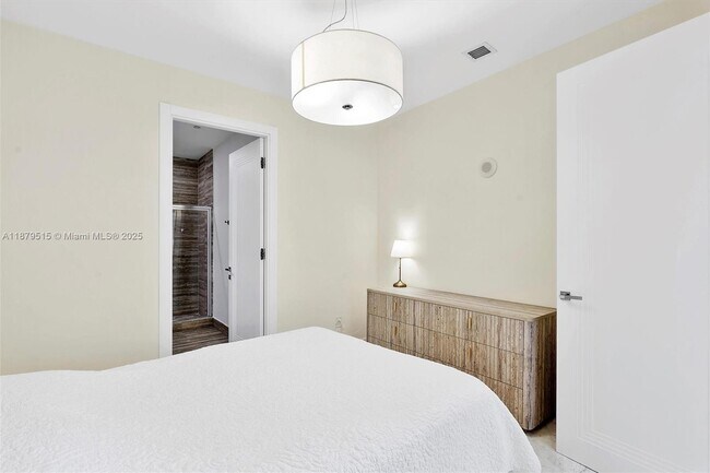 Building Photo - 16001 Collins Ave