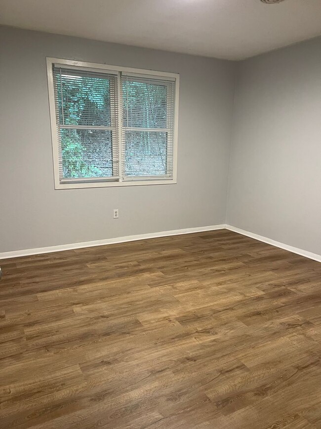 Building Photo - 2BR 1 Bath Duplex off Whitehead Rd! Availa...