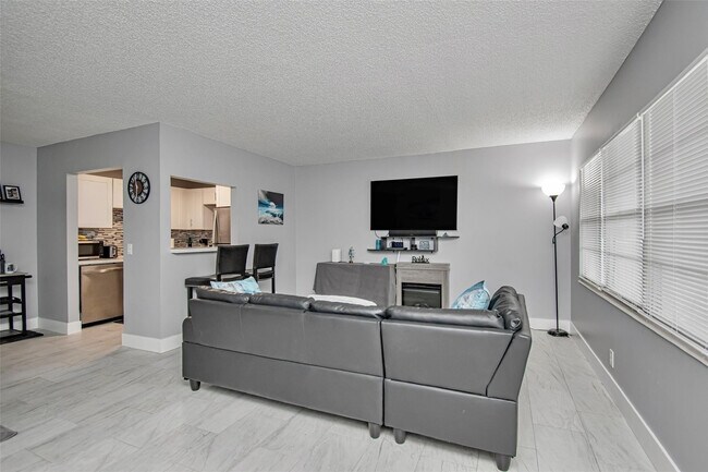 Building Photo - 436 Fanshaw K