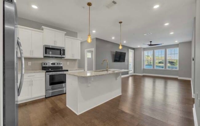 Building Photo - 1000 Vintage Green Ln