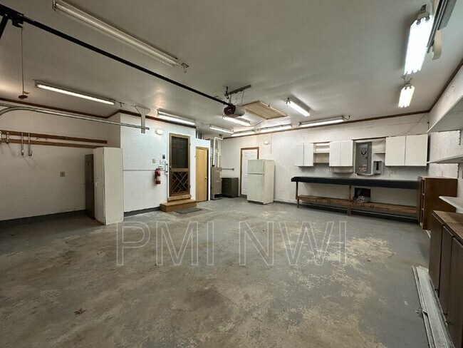 Building Photo - 110 W Carrie Ave