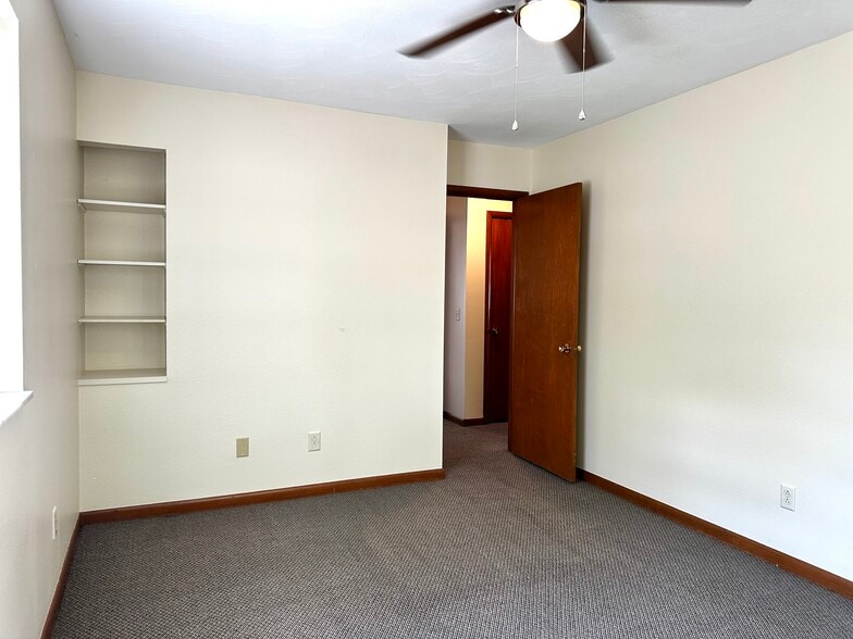 Second bedroom - 3933 Clareridge Dr