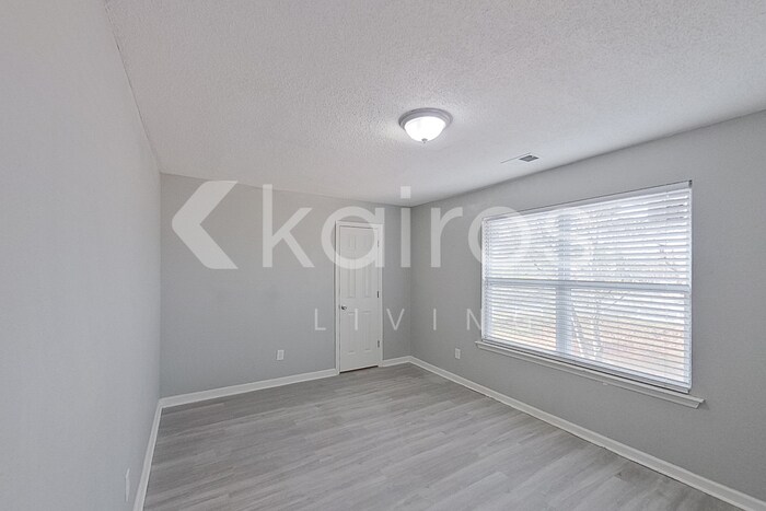 Building Photo - 2102 Spring Hill Cir