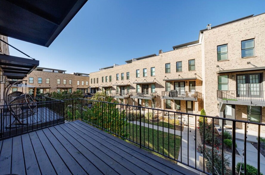 Building Photo - 1032 Robert Smalls Wy