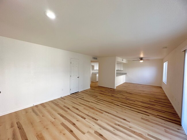 Building Photo - Great 2 Bedroom Condo in Gated Community w...