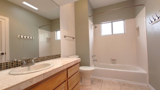 Building Photo - Beautiful 4 Bedroom 2.5 Bathroom House Located In The NE!