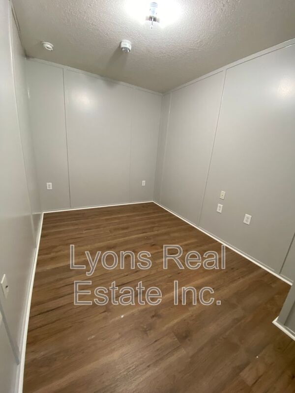 Building Photo - 8086 Heck Dr