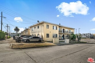 Building Photo - 4777 San Vicente Blvd