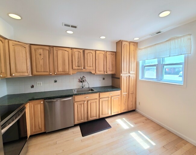 Building Photo - 404 Briarwood Ct
