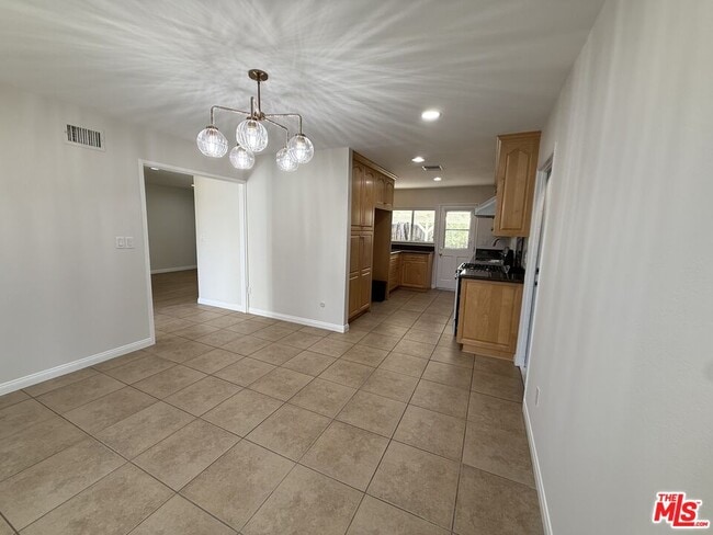 Building Photo - 20224 Kinzie St