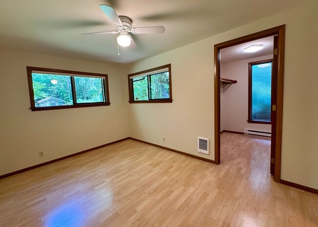 Building Photo - 13807 Silven Ave NE