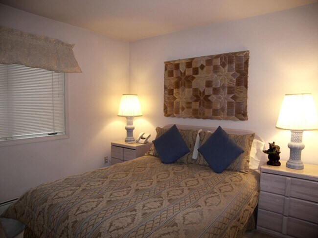 Building Photo - 3 Bedroom Condo in McCloud w 1 Car Garage! Great Location! New pricing!