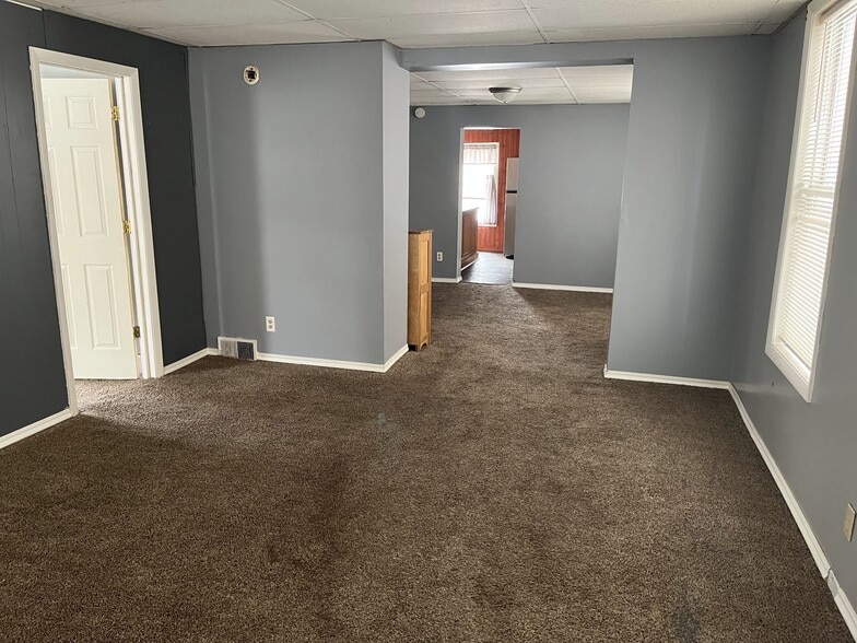 Building Photo - 633 E 11th St