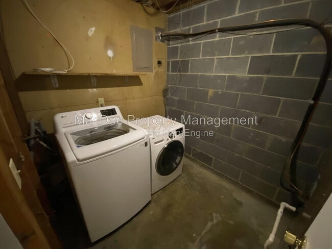 Building Photo - 431 Ridgemore St