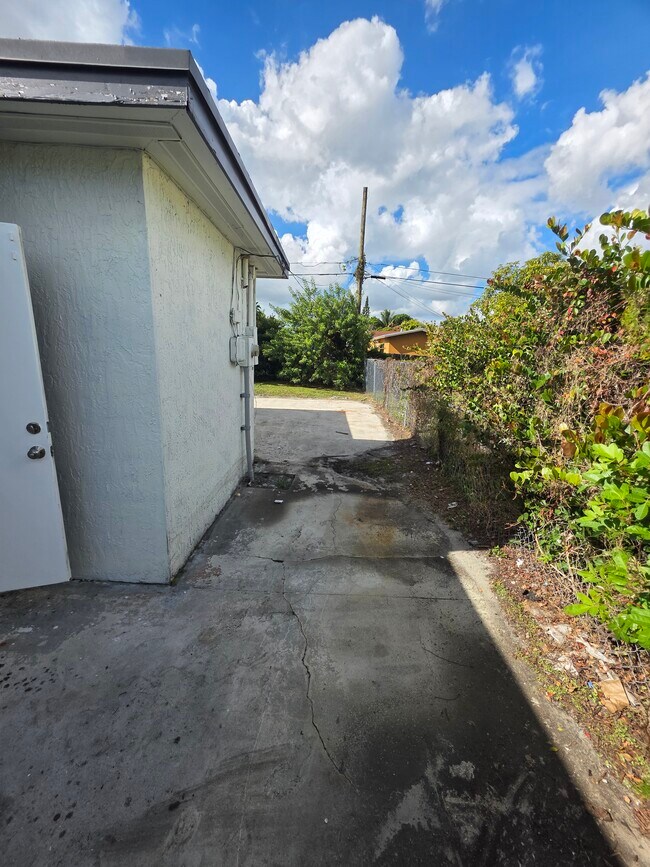 Building Photo - 681 SW 29th Ter