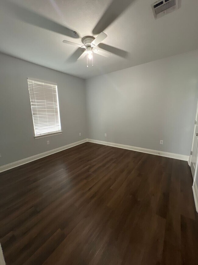Building Photo - 2 bedroom 1 bath apartment for lease