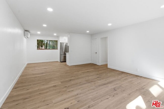 Building Photo - 614 6th Ave