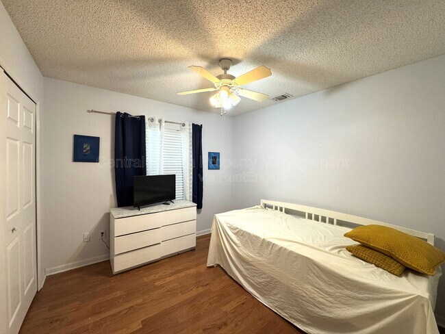 Building Photo - 4955 Southfork Ranch Dr