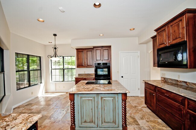 Building Photo - 2322 S Rogers Cir