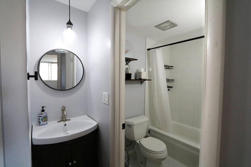 Building Photo - 937 N Clarkson St