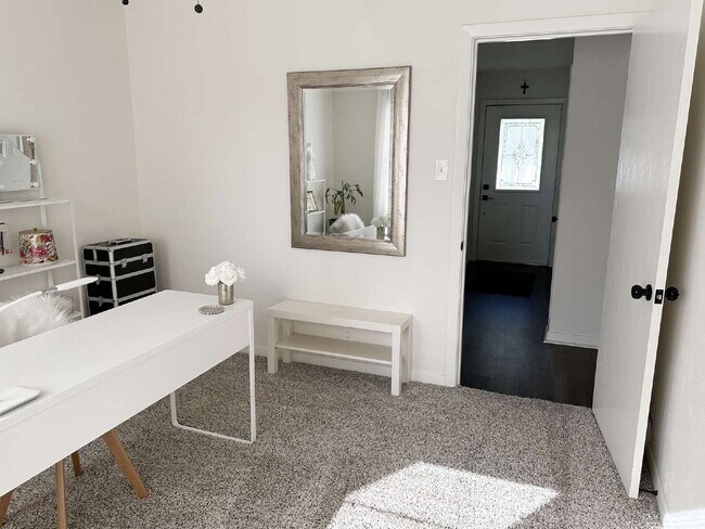 Building Photo - "Adorable 3-Bed Home with Modern Updates, Classic Charm and a Spacious Backyard Retreat!"