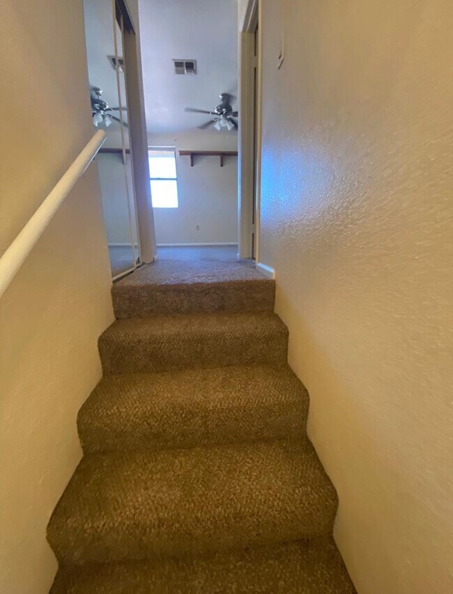 Building Photo - 721 N Mallard St