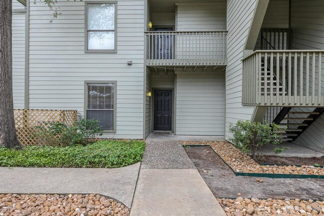 Building Photo - 17417 Red Oak Dr