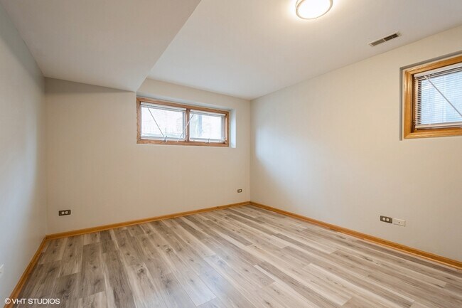 Building Photo - 7411 N Claremont Ave